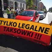 Protest taksówkarzy przeciwko Uberowi na ul. Piotrkowskiej w Łodzi.