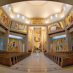 Mozaiki w krakowskim kościele powstawały w trzech etapach. Dziś pokrywają niemal wszystkie ściany świątyni.  Na zagospodarowanie czeka jeszcze kopuła.