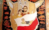 Obraz z Księgi Daniela przedstawia piec ognisty, do którego wrzucono trzech młodzieńców. Szadraka, Meszaka i Abed-Nega oraz anioła chroniącego ich od płomieni. Na mozaice w kaplicy Wyzwolenia Narodu Polskiego młodzieńców zastąpiła jednak polska rodzina, a ochraniającym ich przed płomieniami aniołem jest Jan Paweł II w szatach kapłańskich, co ma ukazać ochronę przez jego nauczanie, troskę pasterza o owce, modlitwę liturgiczną. Rodzina owinięta jest biało-czerwoną flagą narodową, z której wyrasta nowe pokole…