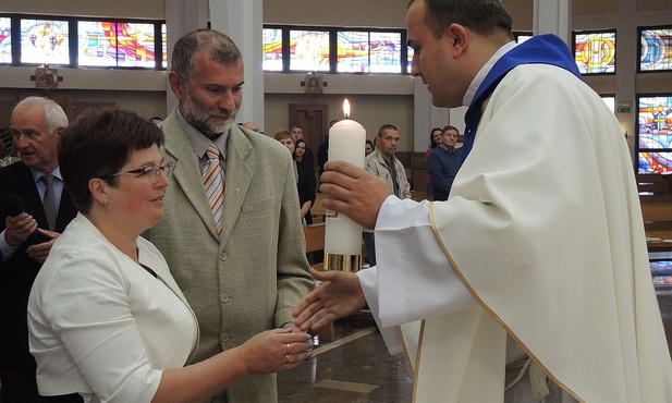 Małżeństwa odpowiedzialne za poszczególne rejony diecezji odebrały oaziowe świece z rąk ks. Jacka Moskala