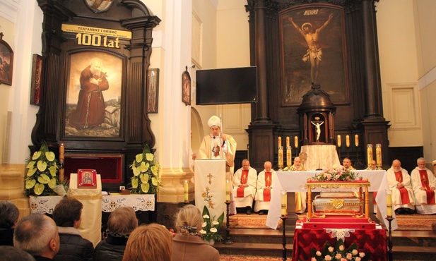 Bp Wojciech Osial głosi kazanie w sanktuarium w Nowym Mieście nad Pilicą