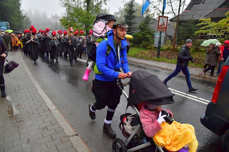 Z procesją przez Krupówki