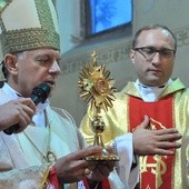 Abp Mieczysław Mokrzycki przekazuje relikwie św. Jana Pawła II