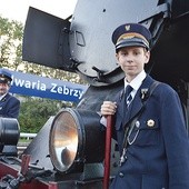 Porządku na pokładzie pilnują w dawnych kolejarskich strojach członkowie NSMK.