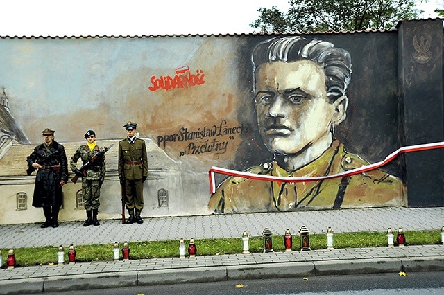 Okolicznościowy mural przypomina o wydarzeniach sprzed 70 lat i upamiętnia ich bohaterów: m.in. ppor. Stanisława Łaneckiego  ps. „Przelotny”, który dowodził akcją rozbicia pułtuskiego więzienia.