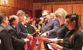 ▲	Nagrody nauczycielom wręczał prezydent Radomia Radosław Witkowski (z prawej).