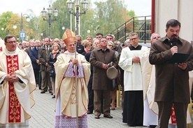 ▲	Akt zawierzenia leśników i ich dzieł Matce Bożej odczytał Andrzej Matysiak (z prawej). Z lewej ks. Jerzy Karbownik.