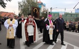 Procesja z obrazem Matki Bożej Czestochowskiej wyrusza w stronę "małego kościólka"