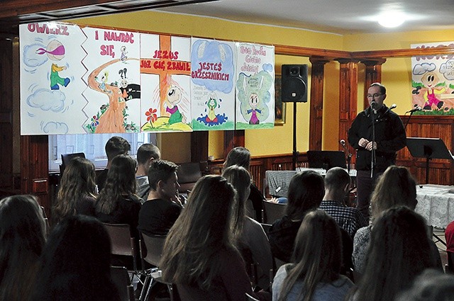 Ks. Rafał Jarosiewicz podczas jednej z konferencji. Odbędzie się jeszcze kilka turnusów takich rekolekcji, które prowadzone będą przez różne wspólnoty: Ruch Światło–Życie, Katolickie Stowarzyszenie Młodzieży, Młodzież Szensztacką.