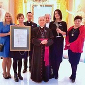 Pamiątkowe zdjęcie po wręczeniu Totusa z abp. Kowalczykiem, którego wszyscy tu nazywają wujkiem.