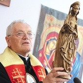 Ks. Antoni Zieliński tuż przed przyjazdem do Dębicy znalazł figurę św. Jadwigi Śląskiej wśród używanych mebli. 