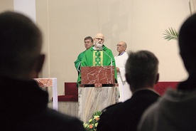 ▲	Ks. Marcin Marsollek przewodniczył Mszy św. w intencji uzależnionych i ich rodzin.