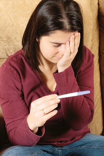 Kiedy test ciążowy pokazuje, że nastolatka spodziewa się dziecka, pierwszą reakcją jest panika. I przekonanie, że nie poradzi sobie w roli mamy