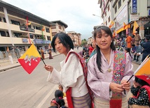 Według Bhutańczyków szczęście nie zależy tylko od czynników ekonomicznych. Jest zbudowane na dobrym zarządzaniu, zrównoważonym rozwoju społeczno- ekonomicznym, rodzimej kulturze i nieskażonym środowisku naturalnym.
