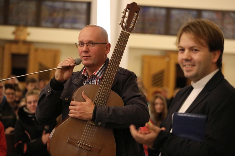 Koncert uwielbienia hymnami ŚDM w Andrychowie