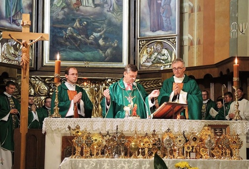 Relikwiarze przed ołtarzem w katedrze św. Mikołaja. Obok bp. Romana Pindla z lewej - ks. Tomasz Michniok, z prawej - ks. Antoni Młoczek