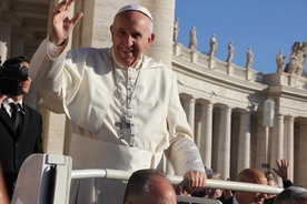 Papież Franciszek pozdrawia wiernych