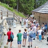 Mur okalający tatrzańskie sanktuarium jest jednocześnie murem pamięci o tych, którzy kochali góry.