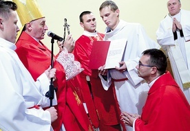 ▲	Biskup Andrzej Jeż wręczył krzyż misyjny nowemu misjonarzowi.