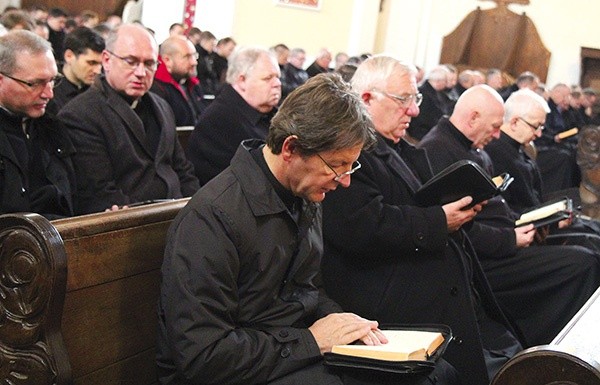 ▲	Przed obliczem Matki Bożej Cierpliwie Słuchającej kapłani prosili o łaskę świętości.