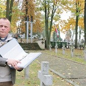 Ksiądz Zamaria z listą 207 ofiar kampanii wrześniowej.