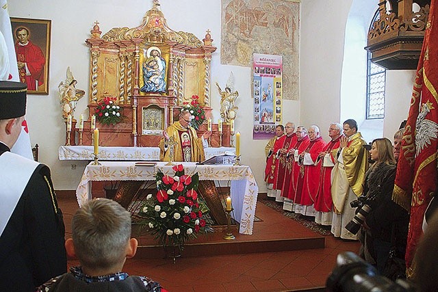 ▲	Uroczystości w Parszowicach odbywają się na pamiątkę męczeńskiej śmierci kapłana „Solidarności”. Są organizowane w świątyni, gdzie w 1972 r. ks. Jerzy Popiełuszko odprawił swoją Mszę prymicyjną.