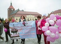 Różowy kolor baloników i wpinanych wstążeczek przypominał darłowiakom, że w walce z rakiem najważniejsza jest profilaktyka.