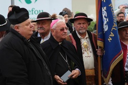 Bp Tadeusz Pieronek i proboszcz ks. Piotr Pokojnikow pod tablicą pamięci Władysława Pieronka