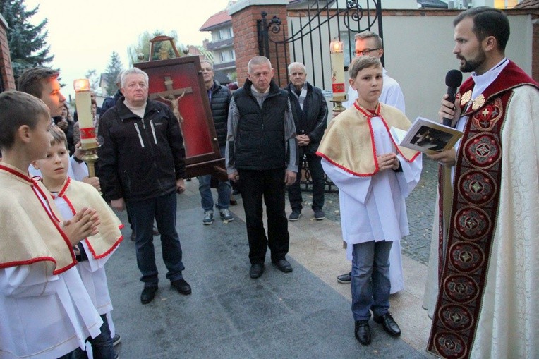 Od uroczystego powitania przed bazyliką św. Mateusza rozpoczęła się peregrynacja Krzyża św. Jana Pawła II w mieleckim Kole Towarzystwa Pomocy św. Brata Alberta
