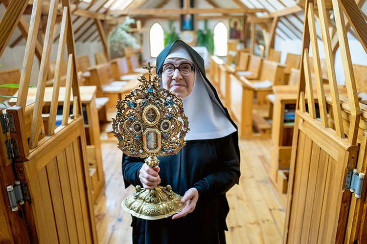 Siostra Tarsycja prezentuje relikwiarz ze świętymi patronami.