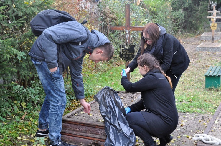 Młodzież porządkuje groby na cmentarzach w Czarnem