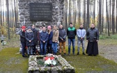 Młodzież porządkuje groby na cmentarzach w Czarnem