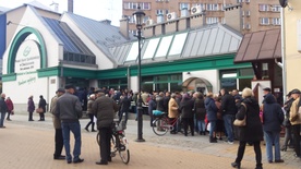 Długa kolejka przed Polskim Bankiem Spółdzielczym w centrum Ciechanowa