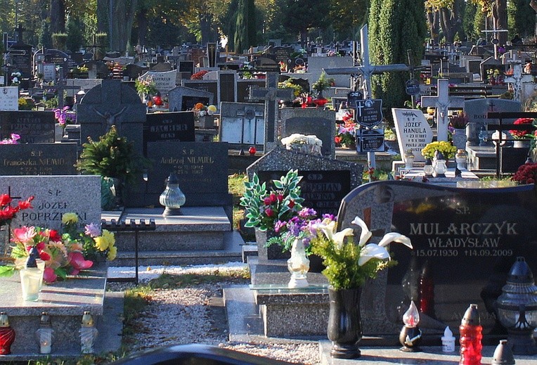 1 listopada na cmentarzach