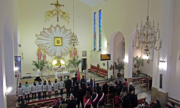 Procesja różańcowa rozpoczęła się w kościele parafialnym w Łąkcie Górnej. Uczestniczyły w niej m.in. jednostki straży pożarnej z terenu gminy Żegocina