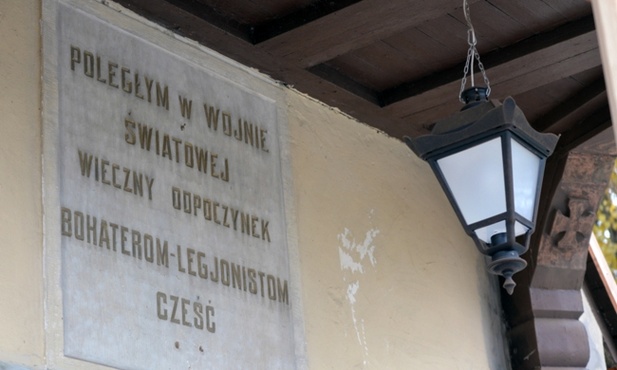 Tablica odkryta podczas ostatnich prac renowacyjnych na cmentarzu wojskowym w Radomiu