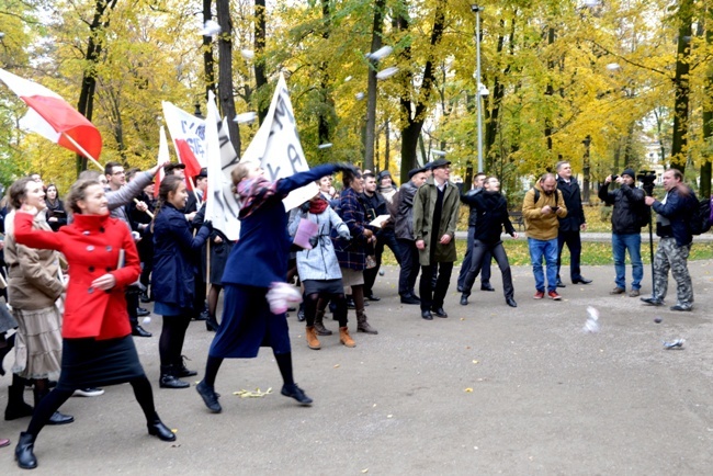 Rekonstrukcja radomskiego protestu z 1945 r.