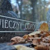 Uroczystośc Wszystkich Świętych rozpoczyna miesiąc modlitw za zmarłych