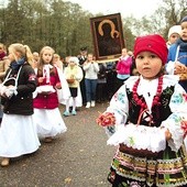 ▲	Bielanki z parafii w Słupi sypią kwiaty przed ikoną jasnogórską.