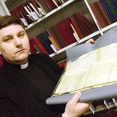 ▲	Ks. Rafał Piekarski jest wykładowcą historii Kościoła w radomskim seminarium i archiwistą w kurii, gdzie dba o zabezpieczenie każdego dokumentu z przeszłości. 