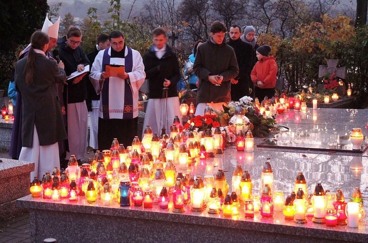 Wszystkich Świętych na cmentarzu w Żywcu