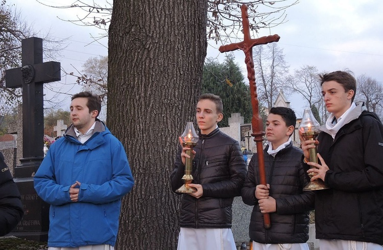 Wszystkich Świętych na cmentarzu w Żywcu