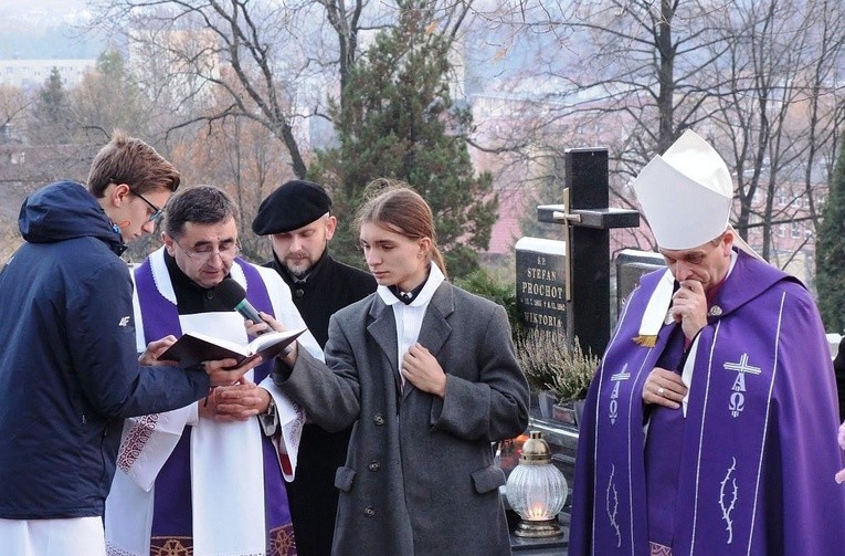 Nabożeństwo za zmarłych na żywieckim cmentarzu