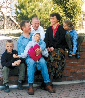 Rodzina Legierskich, maj 2003 r. Od lewej: Antoś, Franek z Łucyjką, Tomek, Bogusia i Terenia.