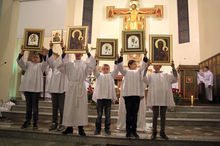 Powitanie ikony MB Częstochowskiej w parafii Miłosierdzia Bożego w Skierniewicach