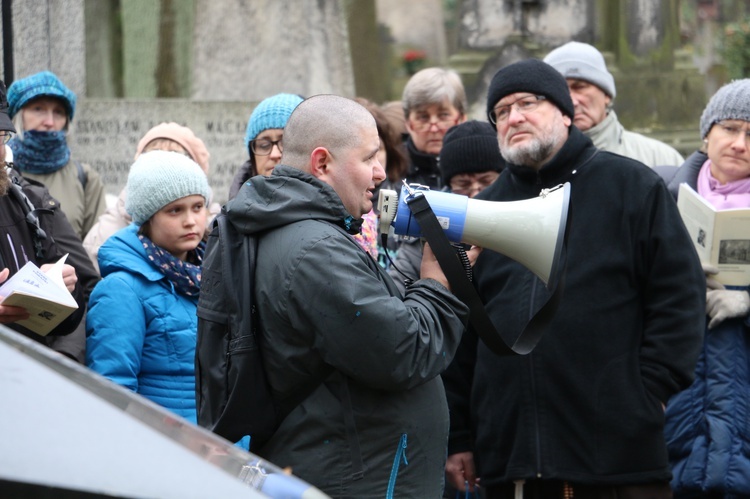 Honoracki spacer po Starych Powązkach