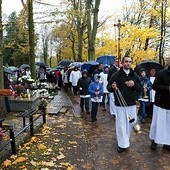 Procesja przeszła spod kościoła Wszystkich Świętych pod krzyż katyński na cmentarzu Agrykola. 