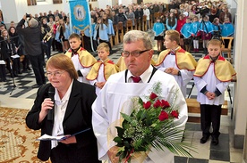 Jadwiga Kozłowska i Ryszard Ciombor witają zaproszonych na jubileuszową uroczystość.