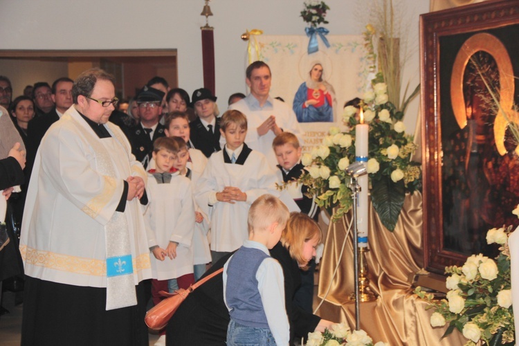 Powitanie ikony MB Częstochowskiej w parafii Niepokalanego Serca NMP w Skierniewicach