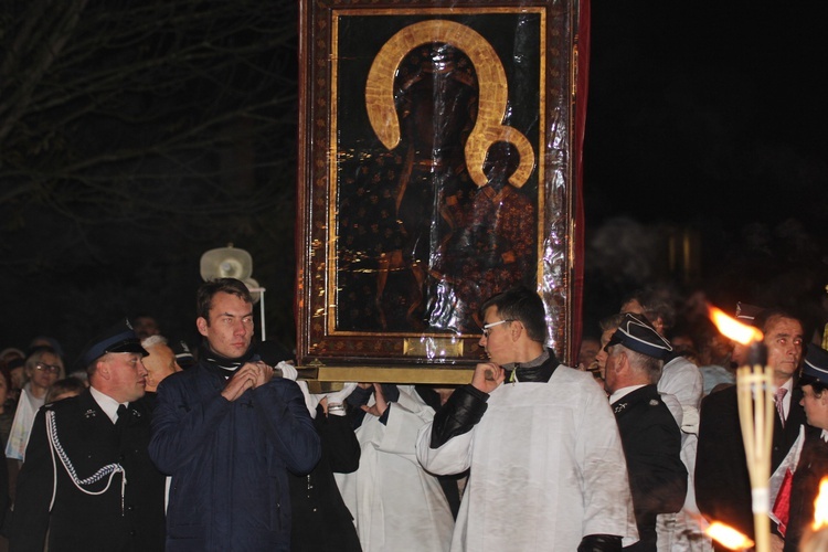 Powitanie ikony MB Częstochowskiej w parafii Niepokalanego Serca NMP w Skierniewicach